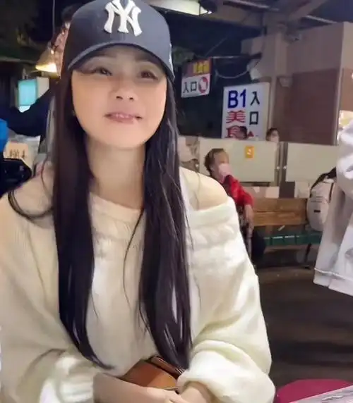 伊能静跟女儿逛台北夜市,吃路边摊被认出,7岁小米粒身形特别瘦