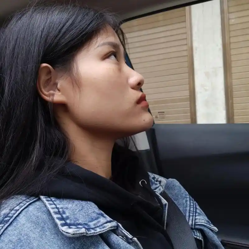 这辈子最自卑的就是这该死的侧脸了,正脸不算很丑,但是也不是很好看