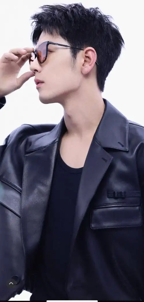 肖战好适合戴眼镜##肖战工作室发了15宫格##肖战