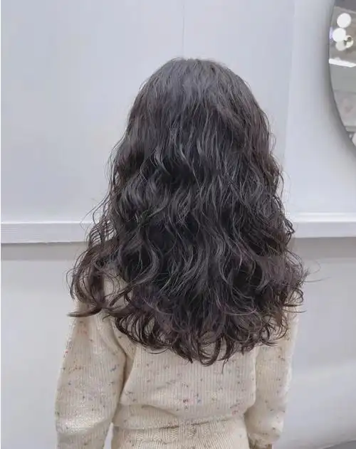 年底什么发型比较火小卷大卷内扣发型不能少瘦脸时尚颜值高