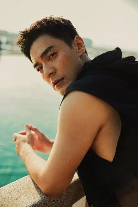 李光洁这流畅紧实肌肉线条也太好看了吧,一看就是平时非常努力健身