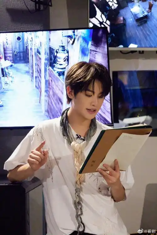 黄明昊密逃金丝眼镜造型剧照