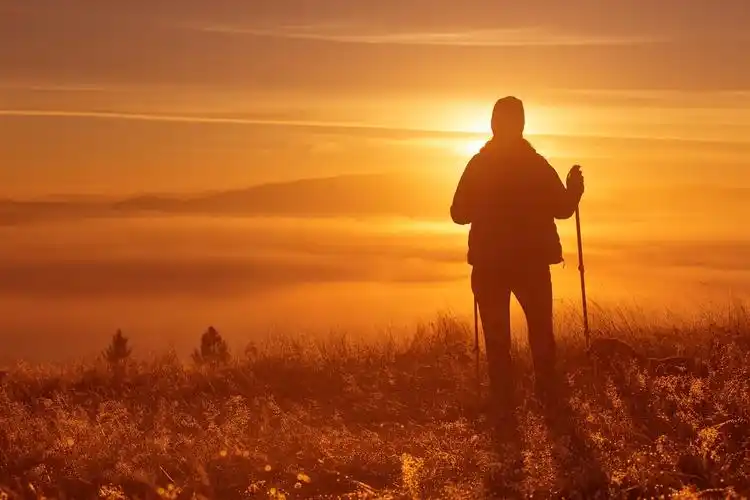 一个女孩独自看着夕阳