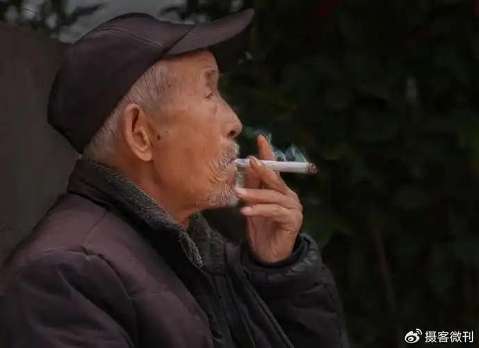 九九重阳节摄影师用镜头记录白发老人,为平凡伟大的父亲母亲献礼