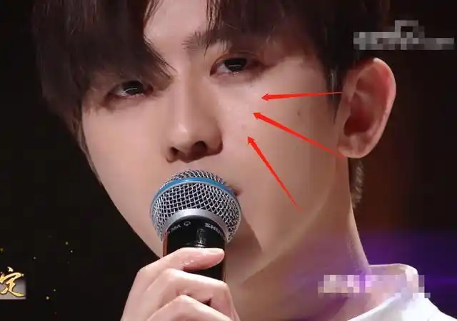 蔡徐坤上央视网络春晚,当特写镜头拉近他的脸部,这皮肤状态绝了