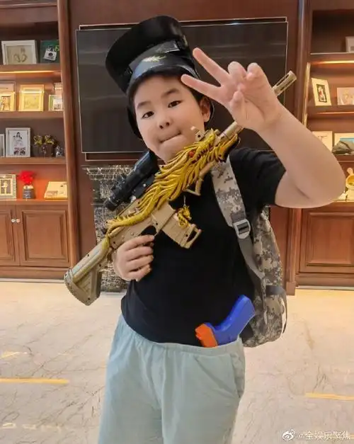 小鱼儿给沙溢颁发的三好学生奖状