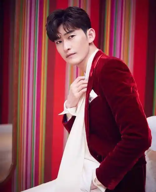 原创185cm李现和183cm张翰同是红丝绒西装造型身高不够腿长来凑