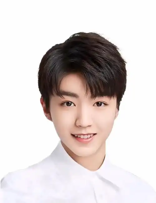 证件照风格的王俊凯