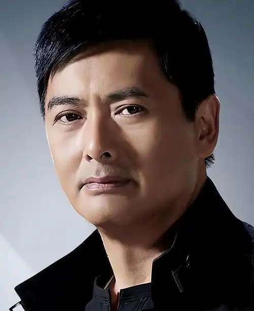 1997年香港回归时,周润发的三张照片也在一个庆祝回归的大型影展上