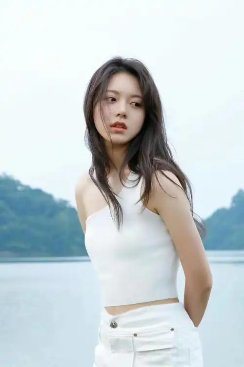 赵今麦穿白色单肩小背心配短裤湖畔拍大片清新浪漫又美好