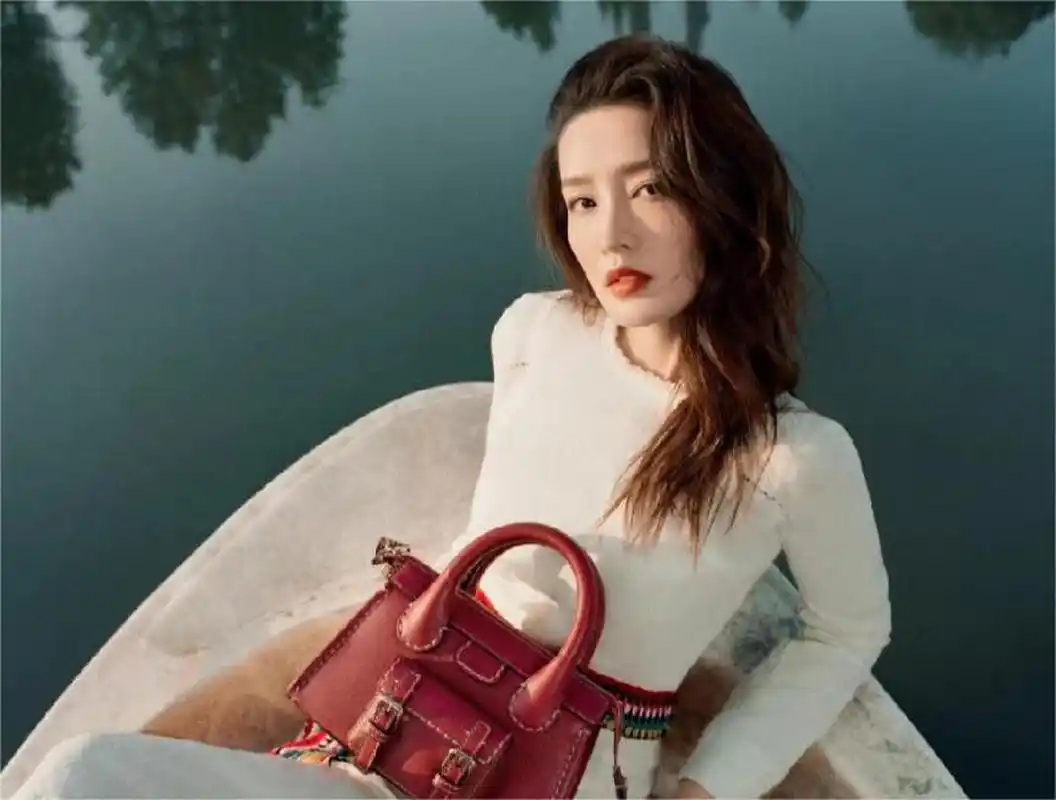 张艺兴李沁恋情曝光# 近日网络有信息称,据某媒体报道,流行歌手