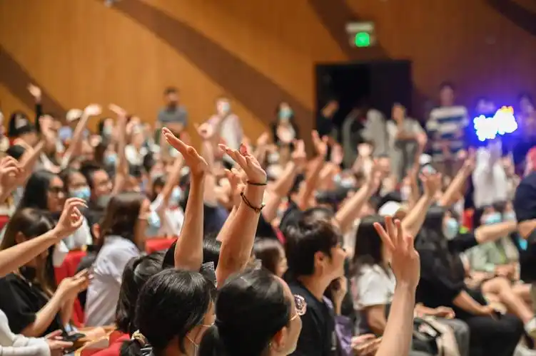 《超越》主创团队在观众热烈的掌声中登上舞台,与全场的师生互动交流