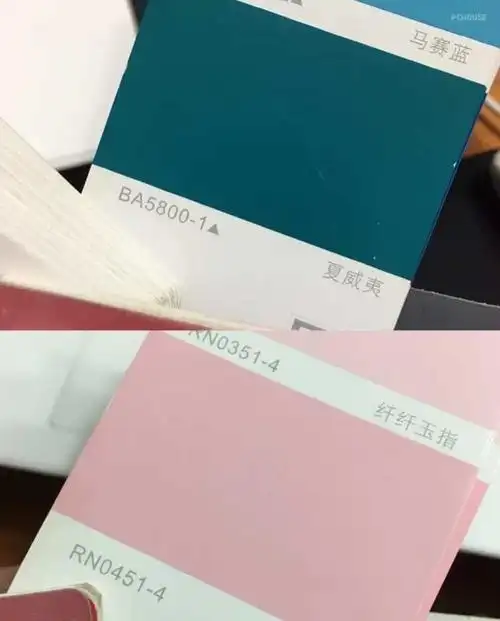 调色过程两种颜色的搭配恰到好处,让空间显得不那么沉寂苍白,蓝绿色的