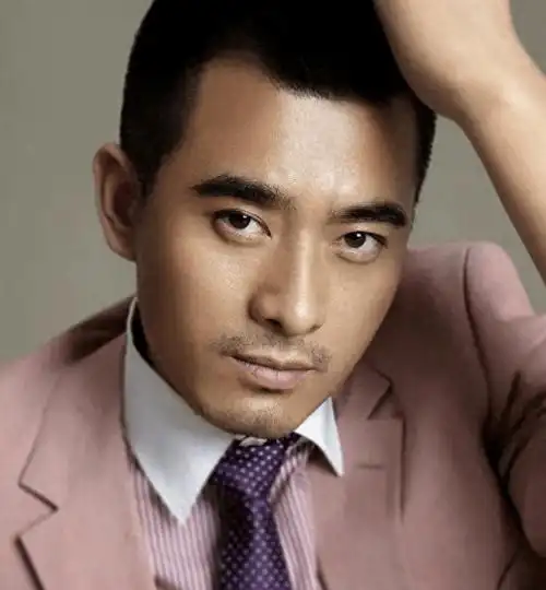 陈龙:曾是胶水厂工人,闪婚小10岁章龄之,走红后对妻子不离不弃_作品_