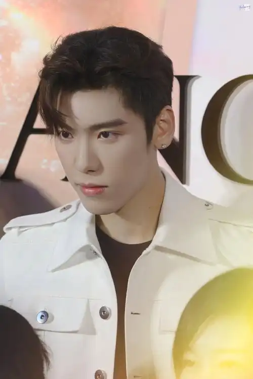 王子异[超话]#97#王子异晒照庆出道1314天#每次见 也还是可爱就像