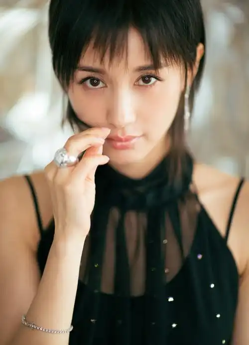 《姐妹》王子文写真气质优雅眼神迷人返回搜狐,查看更多