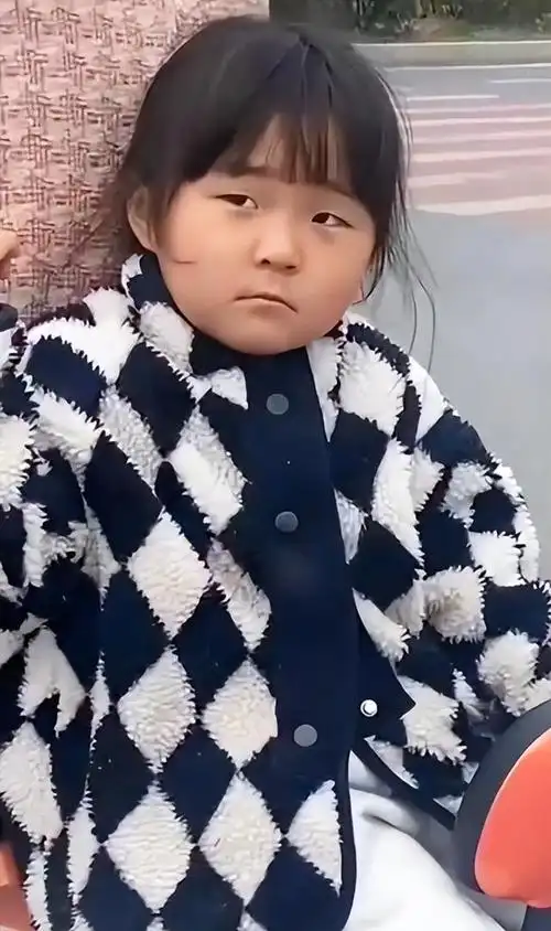 这位小女孩名叫媛媛,因长相像极了郝劭文而在网上火了起来,粉丝们都