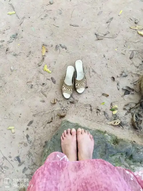 世界各国旅游者几千人,唯我要打赤脚走路了.