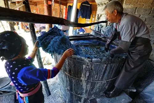 大理周城扎染遍地,最古最大的染缸在谁家?
