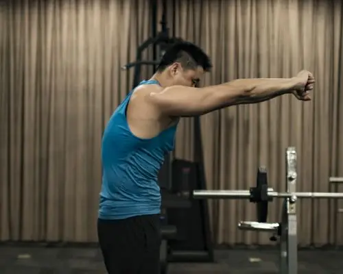 背部肌肉的拉伸动作(有效缓解背部疲劳与肌肉紧张)