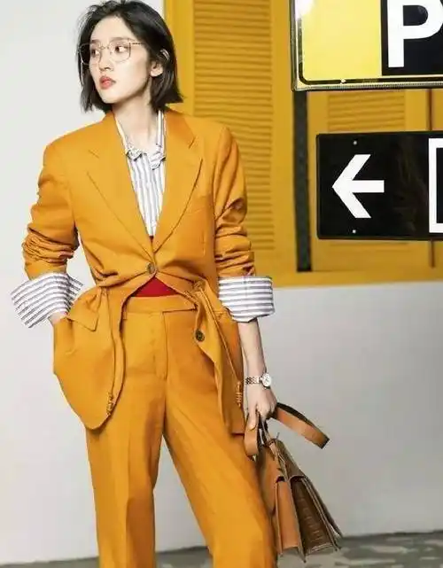 当看到唐艺昕的全身造型后,想说她是不是把老公张若昀的西装拿来穿了