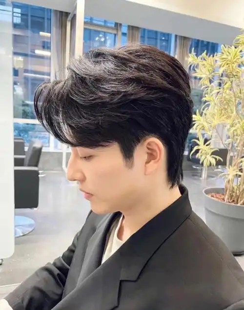 会炸,服帖烫发解决这个问题,让你饿头发自然服帖,搭配纹理烫,蓬松有型