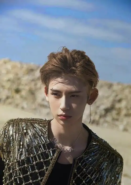 小鬼王琳凯粉黑发色