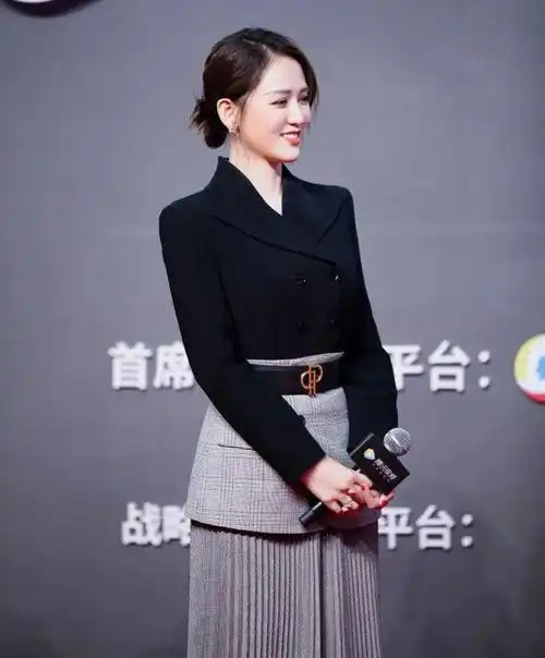 陈乔恩终于有点40岁的样子了穿西装配百褶裙比扮嫩造型更美