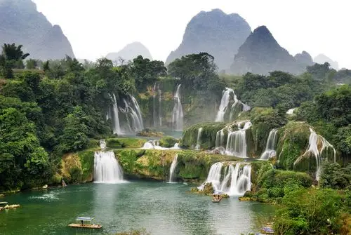 美丽的树林瀑布景色高清图片