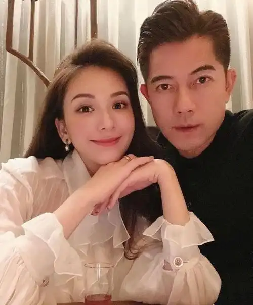 郭富城与妻子方媛逛便利店 两人休闲打扮低调接地气|郭富城|方媛-港台