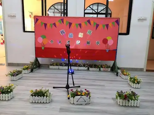 我们的小舞台已准备就绪,大家都很期待今天的表演呢