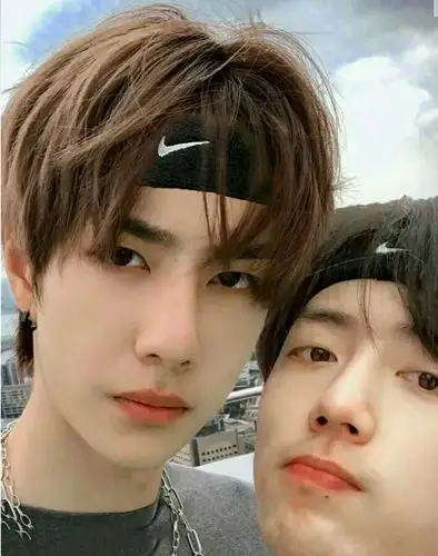 "好啦好啦～"肖战被弄得难受,笑着亲了亲王一博的嘴脸 "我不管,战战