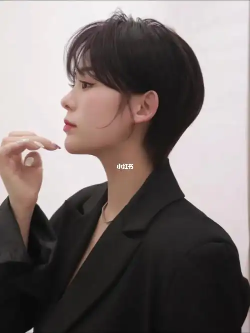 可盐可甜的挂耳短发适合方脸圆脸发型