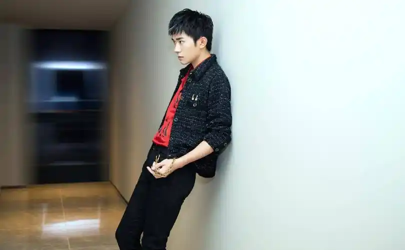 《长津湖》最新路透曝光,易烊千玺寸头现片场,低眉顺眼侧颜瞩目