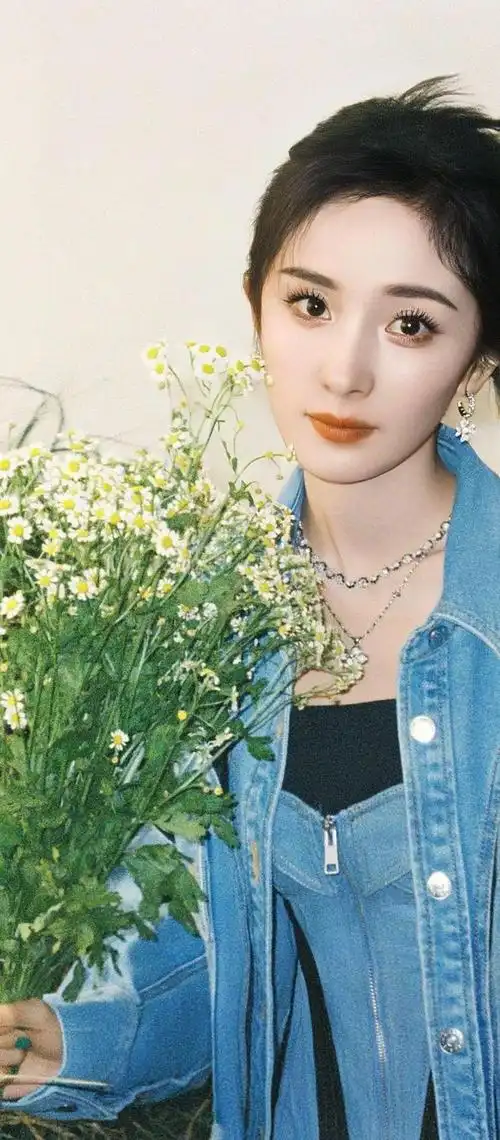 杨幂唯美写真靛蓝牛仔套装甜美中带点性感慵懒间不缺时尚