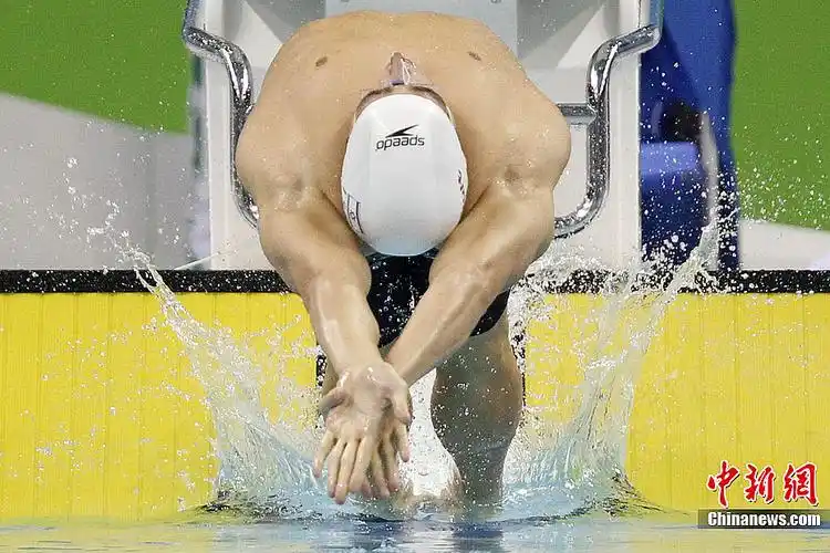 大运会男子50米仰泳决赛翻身入水4649