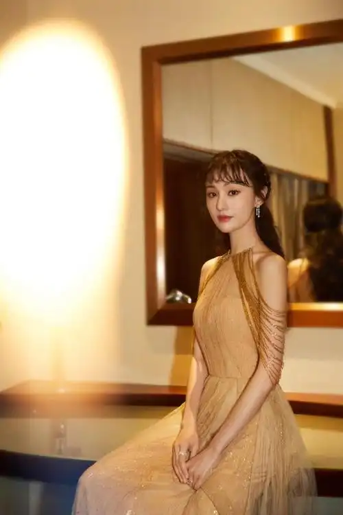 郑爽抹胸纱裙郑爽粉色抹胸纱裙好美