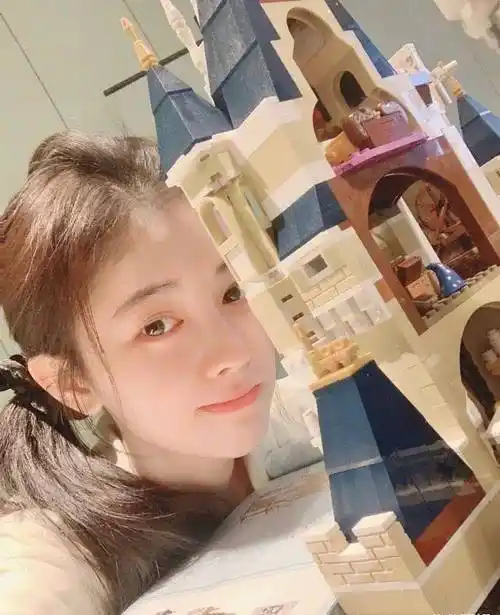 鞠婧祎素颜自拍,开"十级"磨皮,连鼻子都"磨"到看不出来了_照片_皮肤_