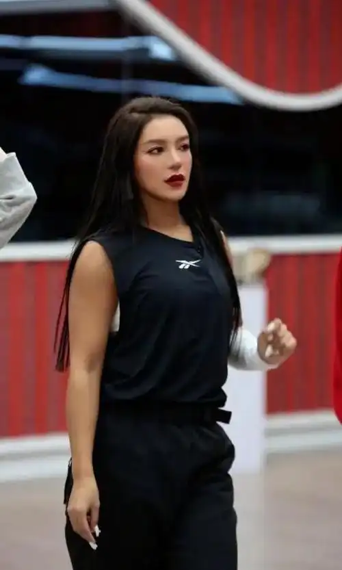 回顾超女冠军江映蓉因整容失败像怪物全身只剩眼珠是自己的