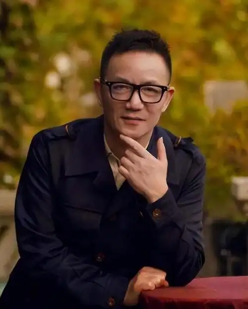 52岁主持人程雷罕见露面穿2万元马甲引争议因犯错转幕后工作