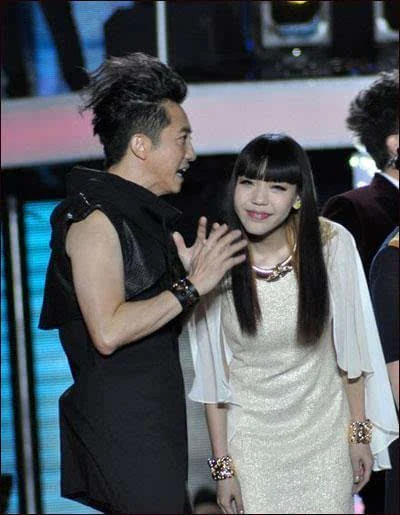 吴莫愁和庾澄庆疑似同居亲密照曝光