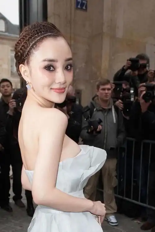 年轻时的李小璐有多美?穿上白色礼服尽显高贵,身材尽显无疑