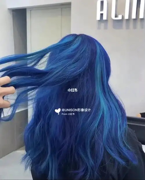 明星发型师  #挑染  #广州染发发色:深海蓝搭配冰蓝色挑染的一款