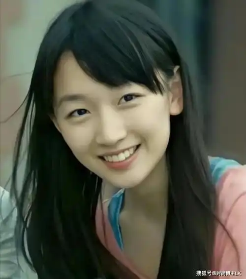 看完周冬雨高中时的照片,完全理解为何她被张艺谋相中了,太灵了_身材