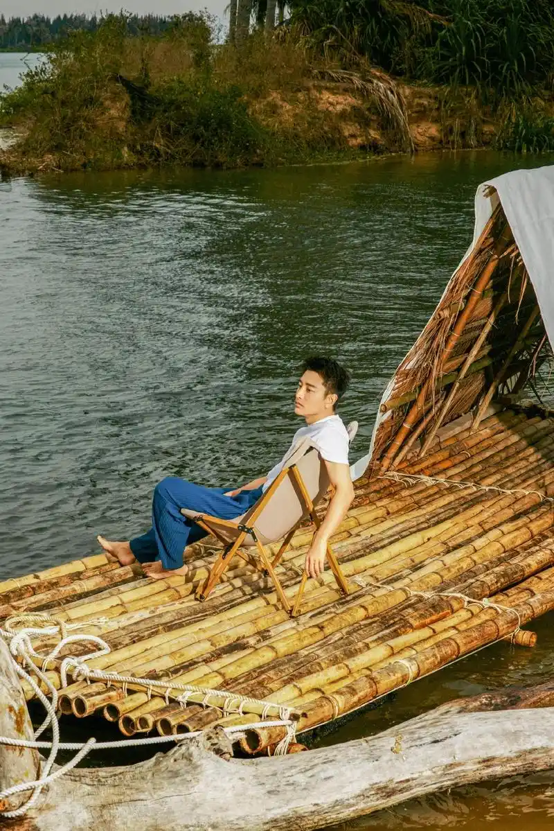 组图:贾乃亮38岁生日写真释出 赤脚泛舟湖上轻松惬意