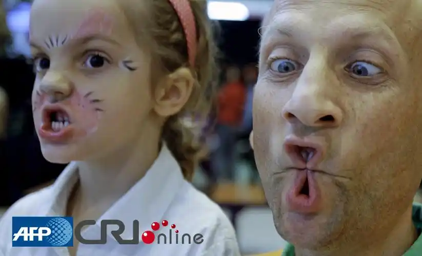 匈牙利布达佩斯举办首届扮鬼脸大赛高清组图