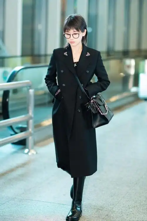 王子文虽个小衣品却不含糊,穿大衣配高筒靴,微露美腿咋看都挺长