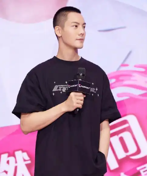 陈伟霆:毛寸新发型搭配黑t恤衫,外出商演站台腼腆地像个大男孩