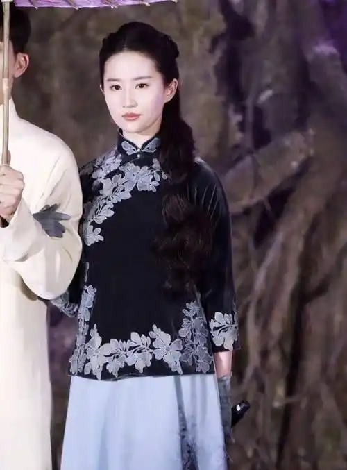 刘亦菲早在十五岁时出演《金粉世家》时就有过旗袍造型,年纪善小的她