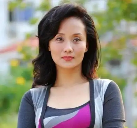 如今李颖已年过半百,一直在拍戏,坊间传闻已经结婚,老公是富商,有一个
